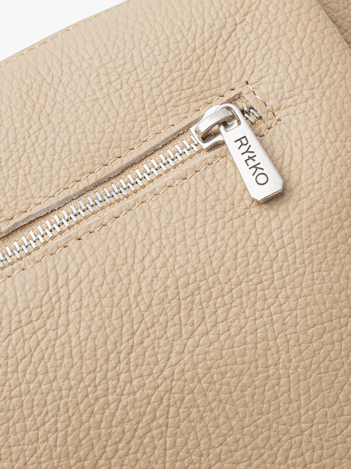 Ciemnobeżowa torebka z regulowanym paskiem