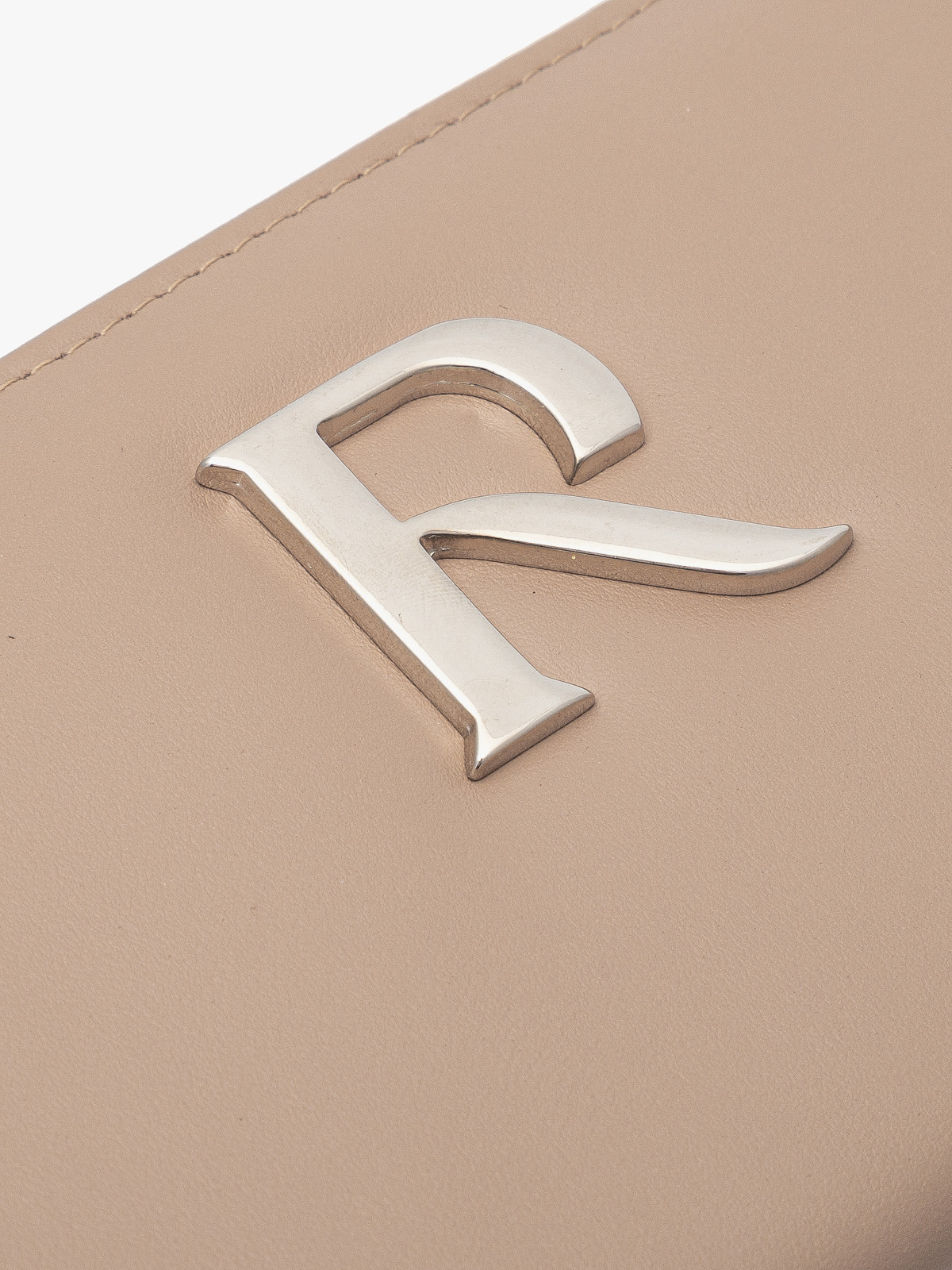 Beżowy portfel damski ze srebrnymi detalami