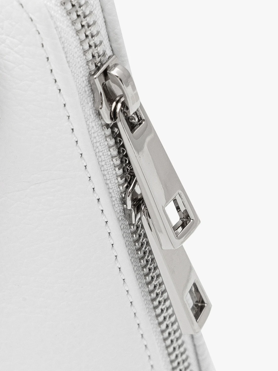 Mała, biała torebka na ramię