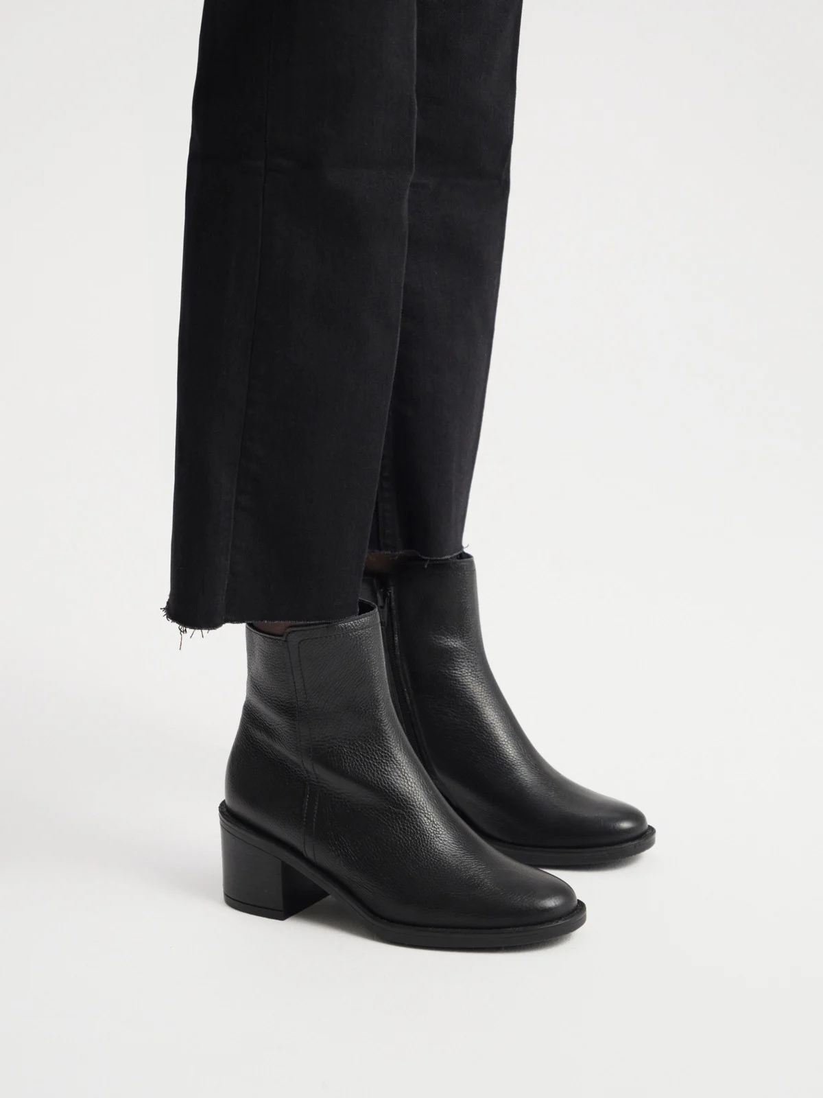 Czarne botki na obcasie z cholewką o prostym kroju