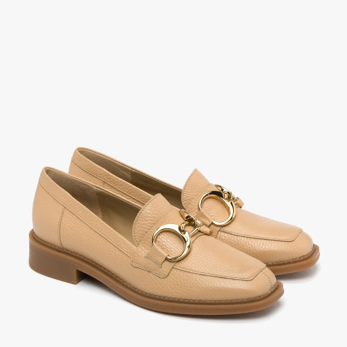 Beżowe mokasyny na płaskiej podeszwie