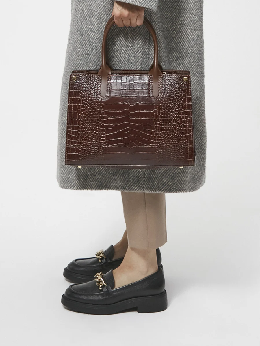 Czarne mokasyny ze złotym łańcuchem