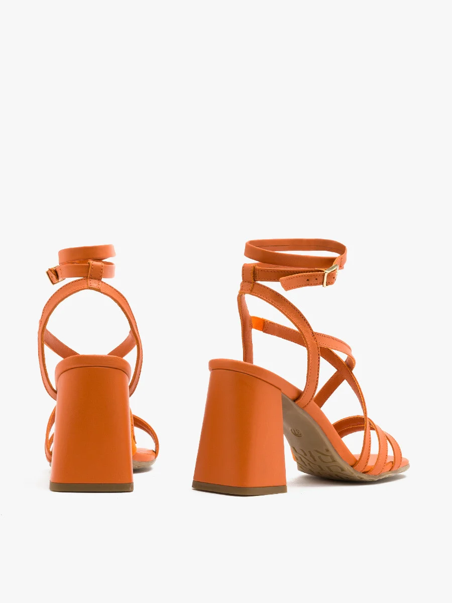 Pomarańczowe sandały na masywnym obcasie
