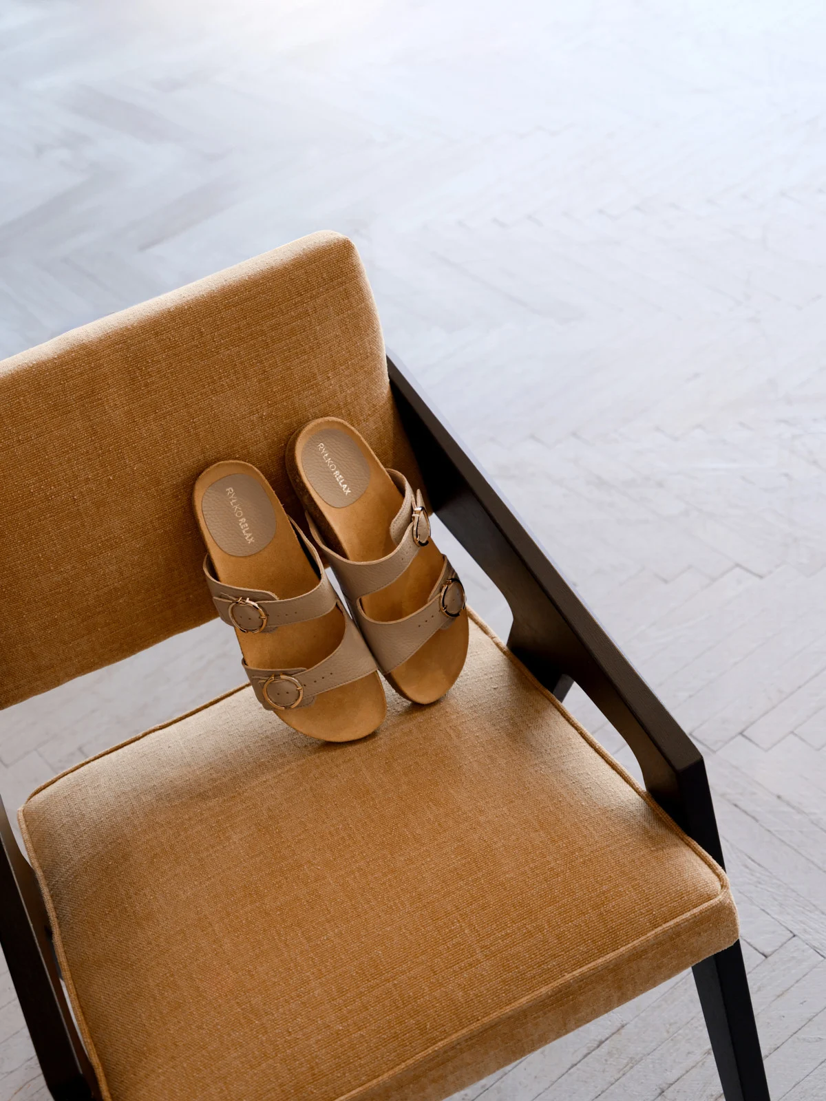 Beżowe klapki ze złotymi sprzączkami