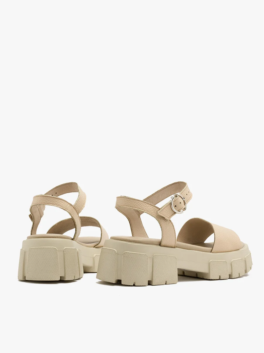 Beżowe sandały ze srebrną sprzączką