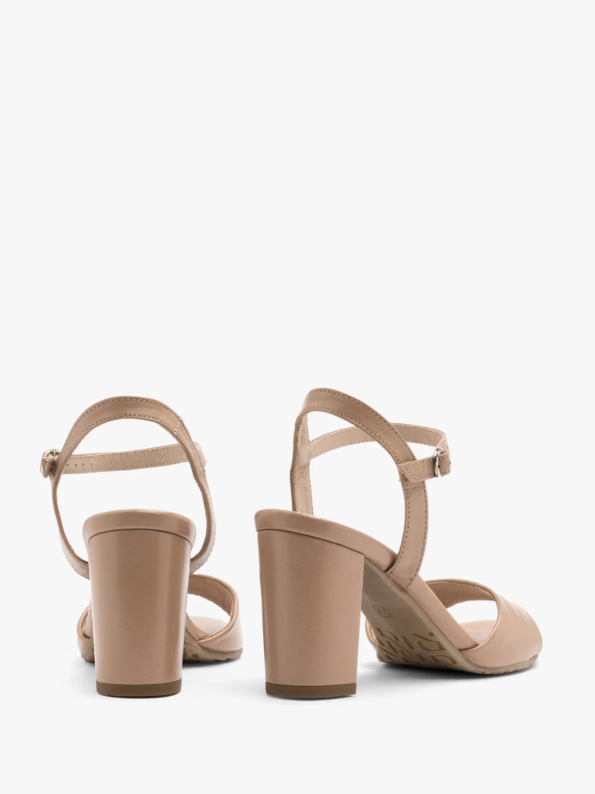 Beżowe sandały na słupku