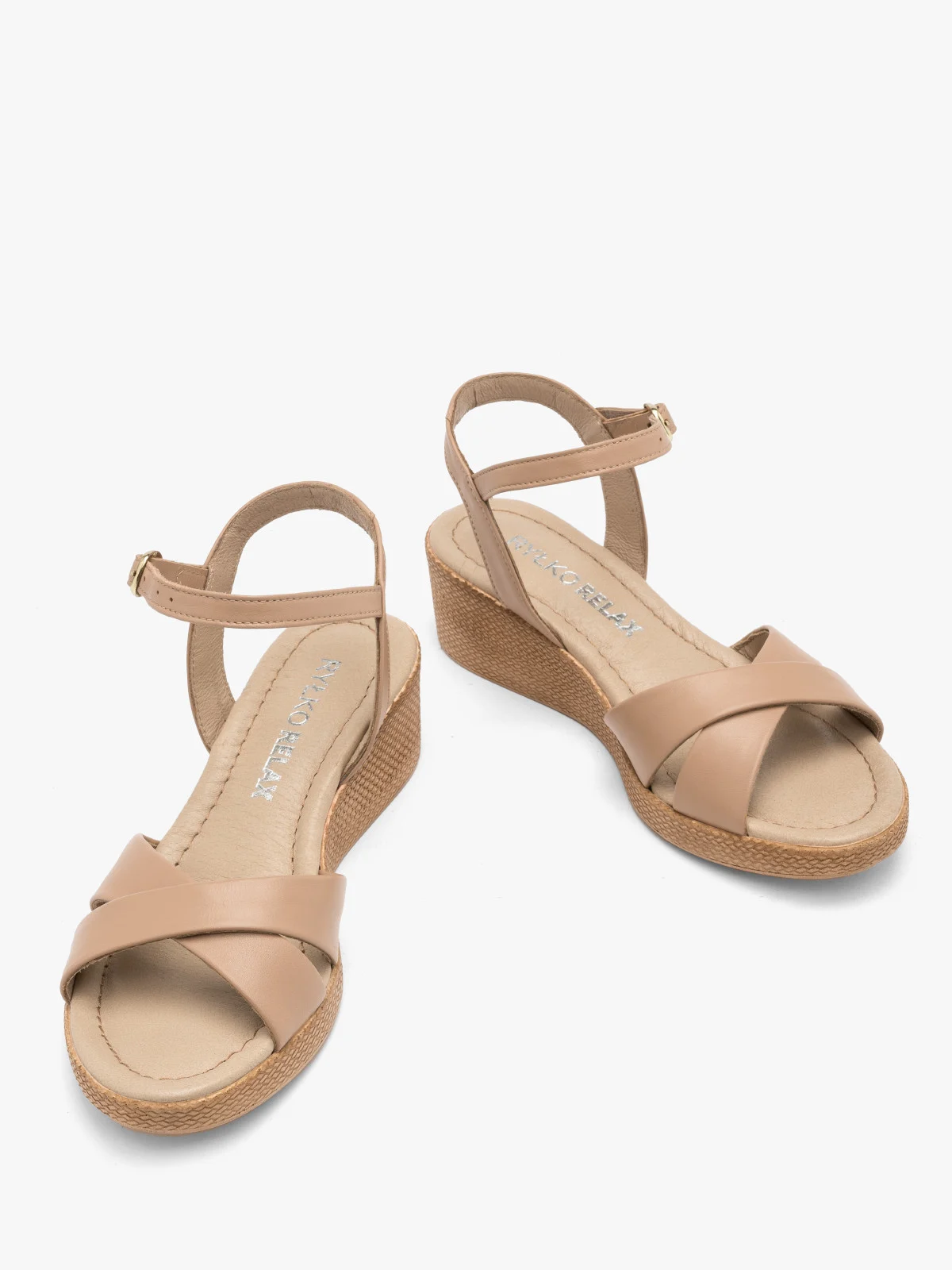 Beżowe sandały na niskiej platformie