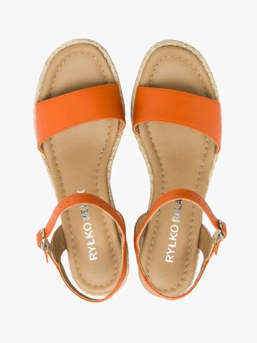 Pomarańczowe sandały na ozdobnej platformie