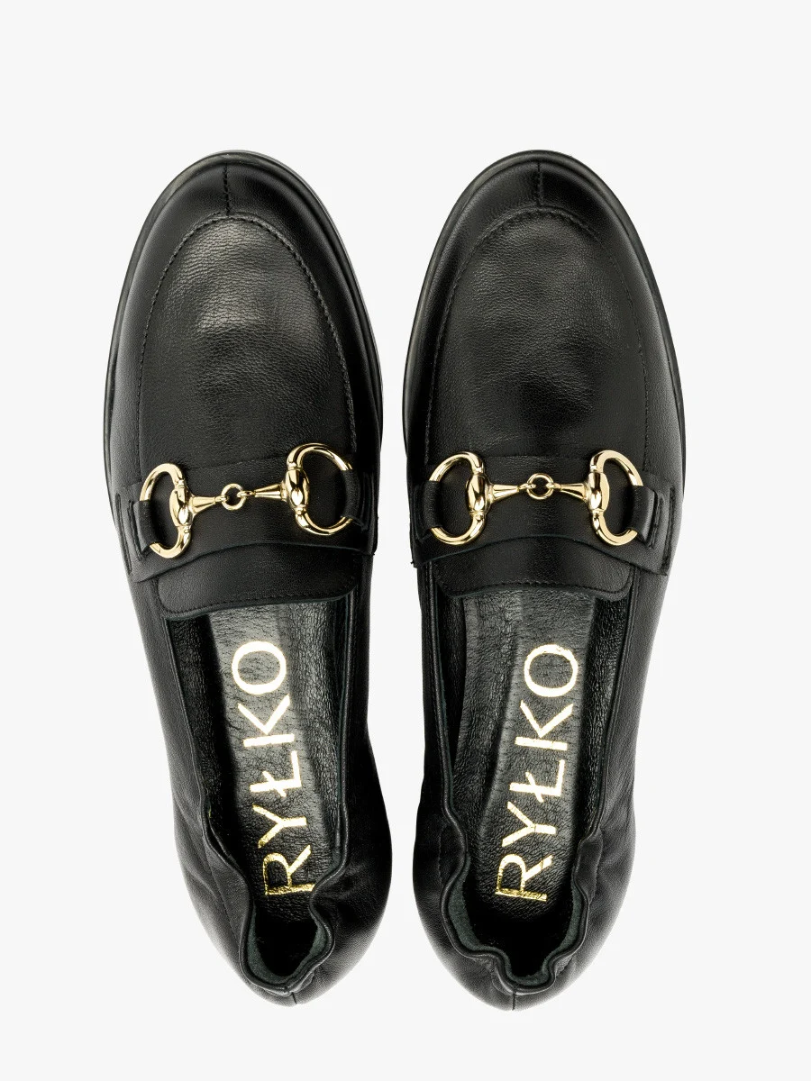 Czarne mokasyny ze złotą ozdobą