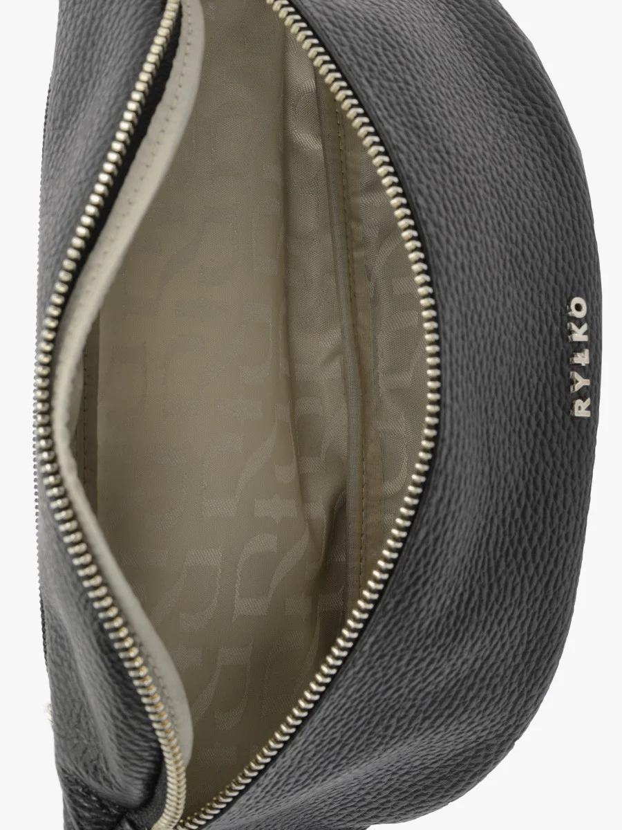 Mała czarna torebka typu nerka