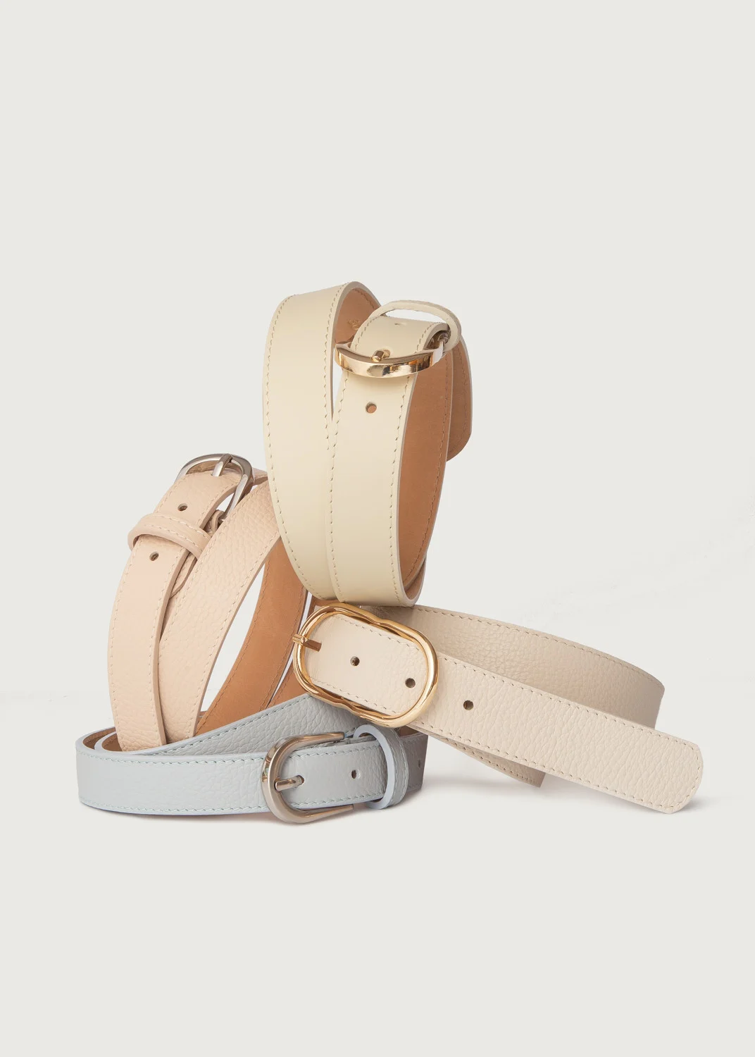 Pasek damski w kolorze jasnego beżu ze srebrną klamrą