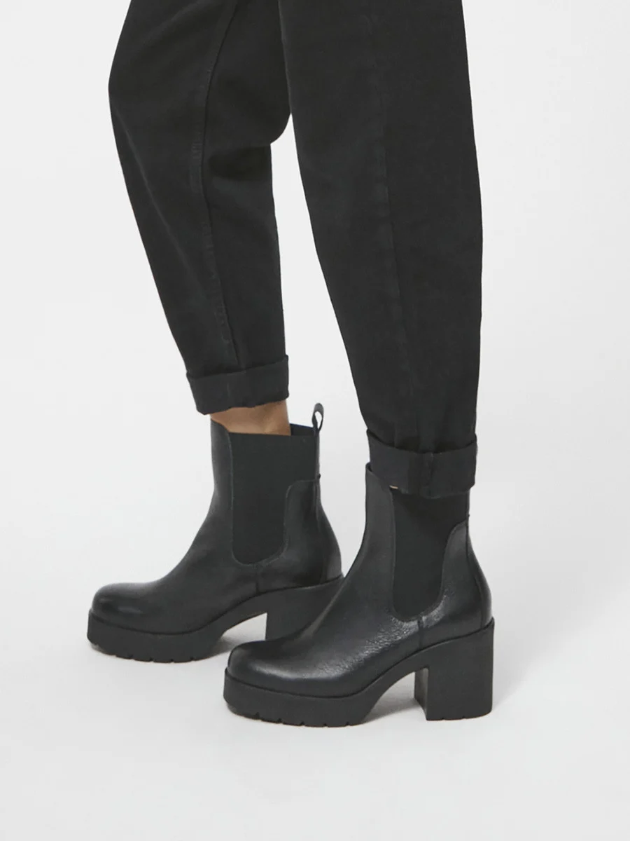 Czarne sztyblety na masywnym obcasie