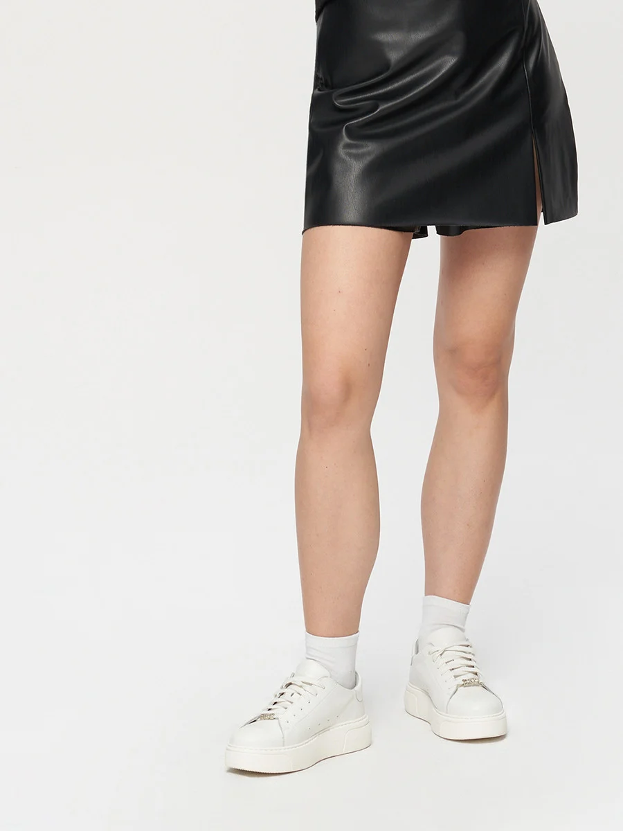 Biały półbut sportowy ze srebrnym detalem