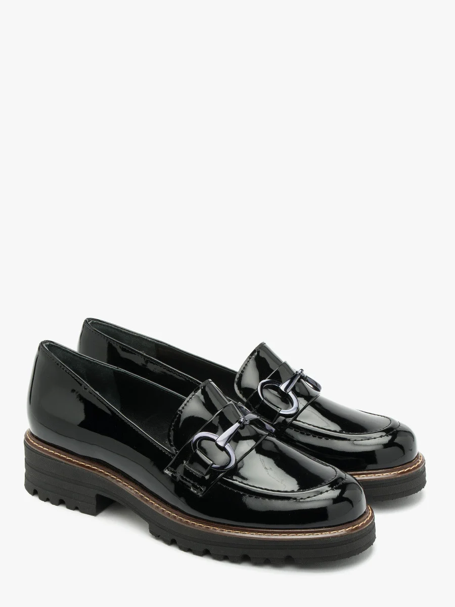 Czarne mokasyny z ozdobą na cholewce