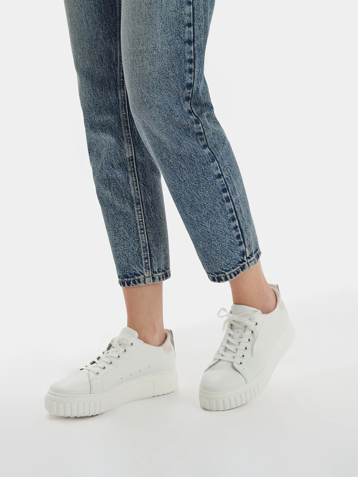 Białe półbuty sportowe na lekkiej podeszwie