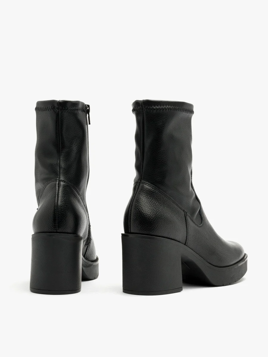 Czarne botki damskie na masywnym spodzie