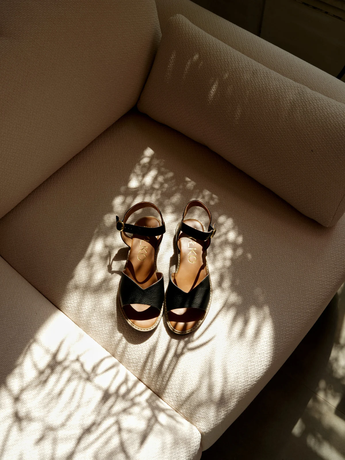 Czarne sandały z ozdobną cholewką