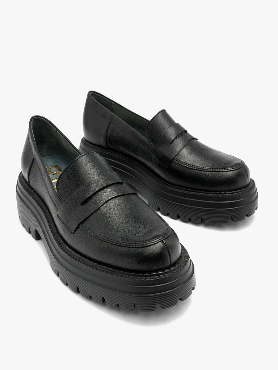 Czarne mokasyny na grubej podeszwie