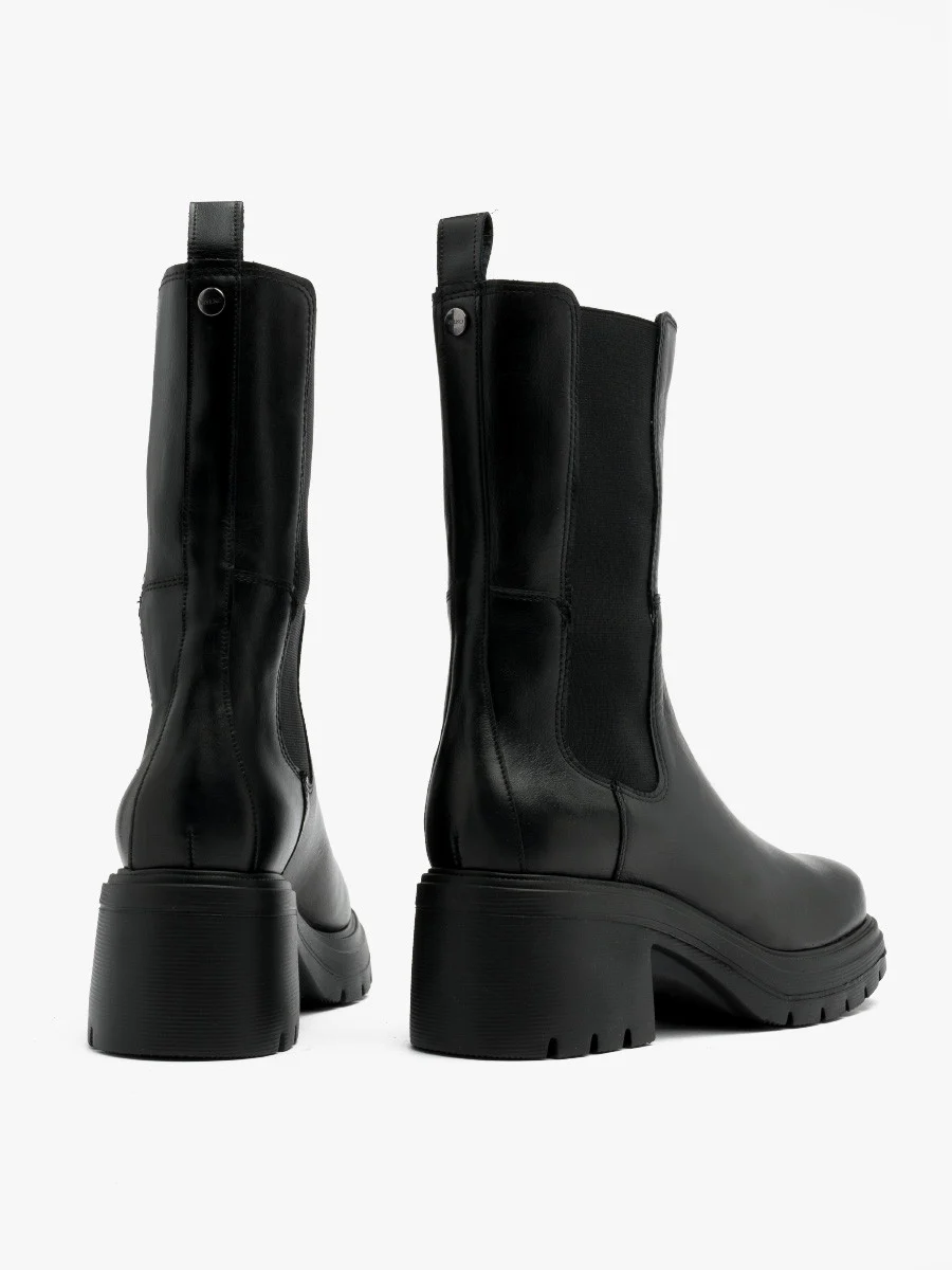 Czarne sztyblety z gumą na cholewce