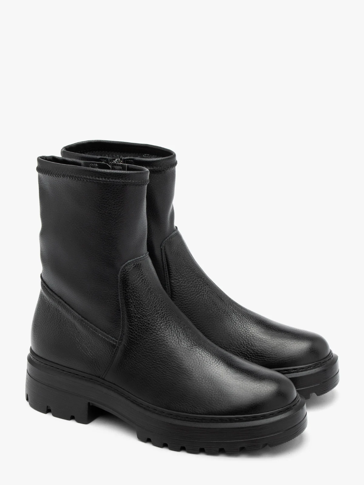 Czarne botki z elastyczną cholewką na płaskiej podeszwie