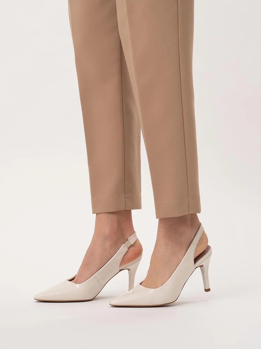 Lakierowane kremowe czółenka z odkrytą piętą