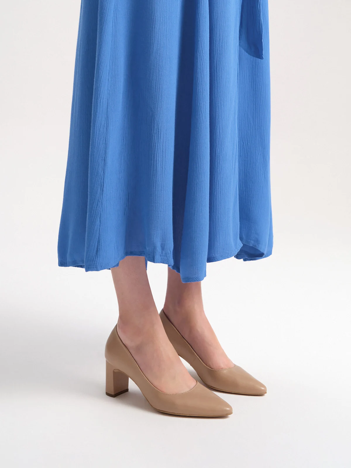 Beżowe czółenka damskie na słupku