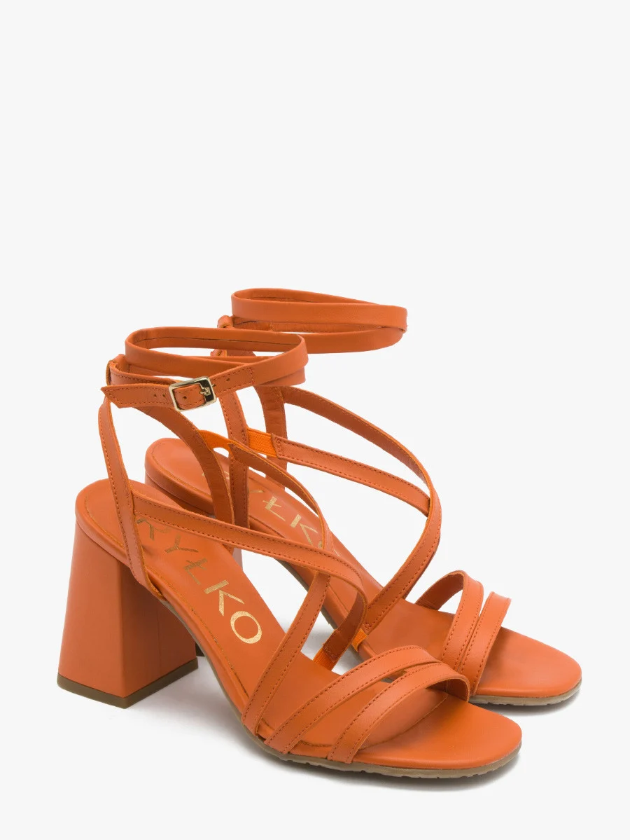 Pomarańczowe sandały na masywnym obcasie