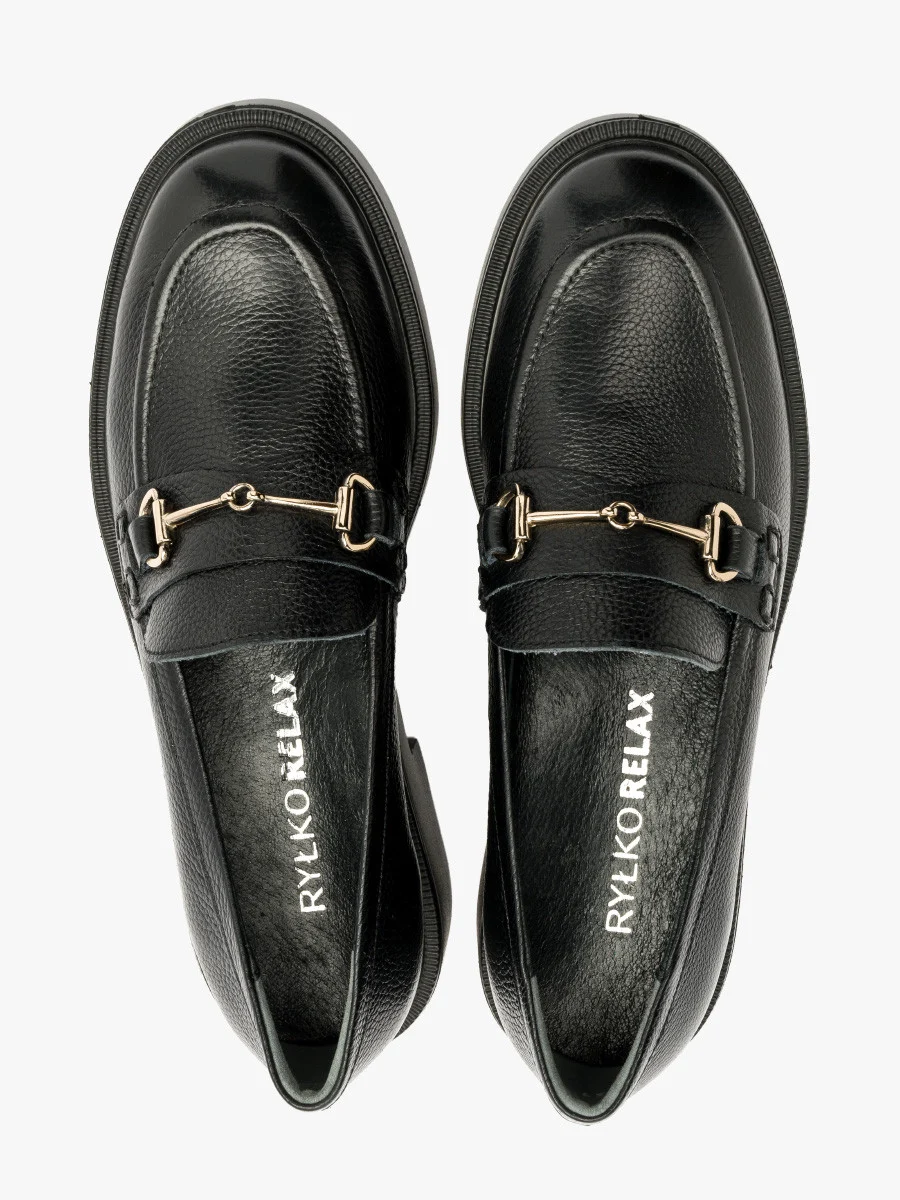 Czarne mokasyny z platynową ozdobą