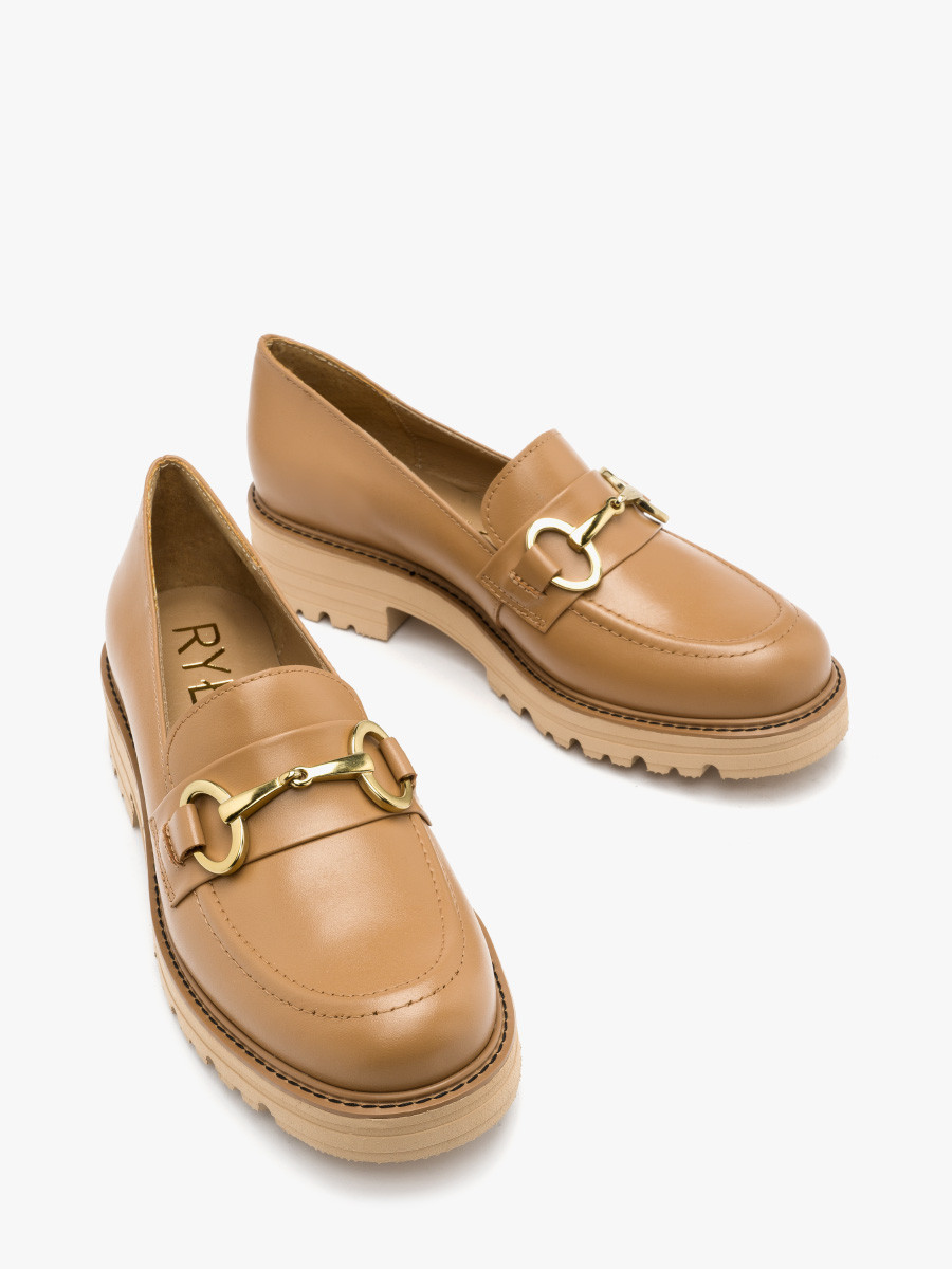 Beżowe mokasyny ze złotą ozdobą