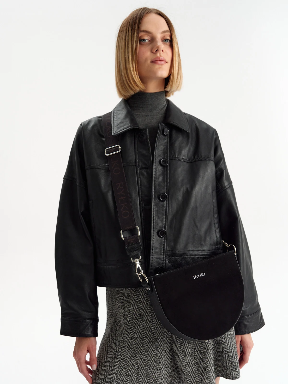 Mała, czarna torebka na szerokim pasku z taśmy