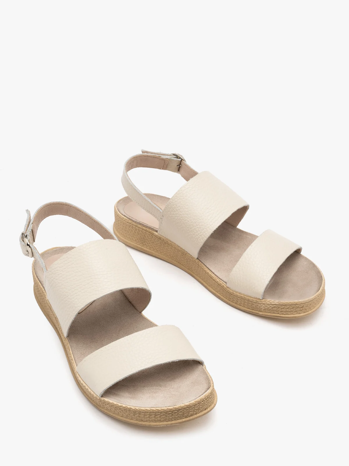 Kremowe sandały na niskiej platformie