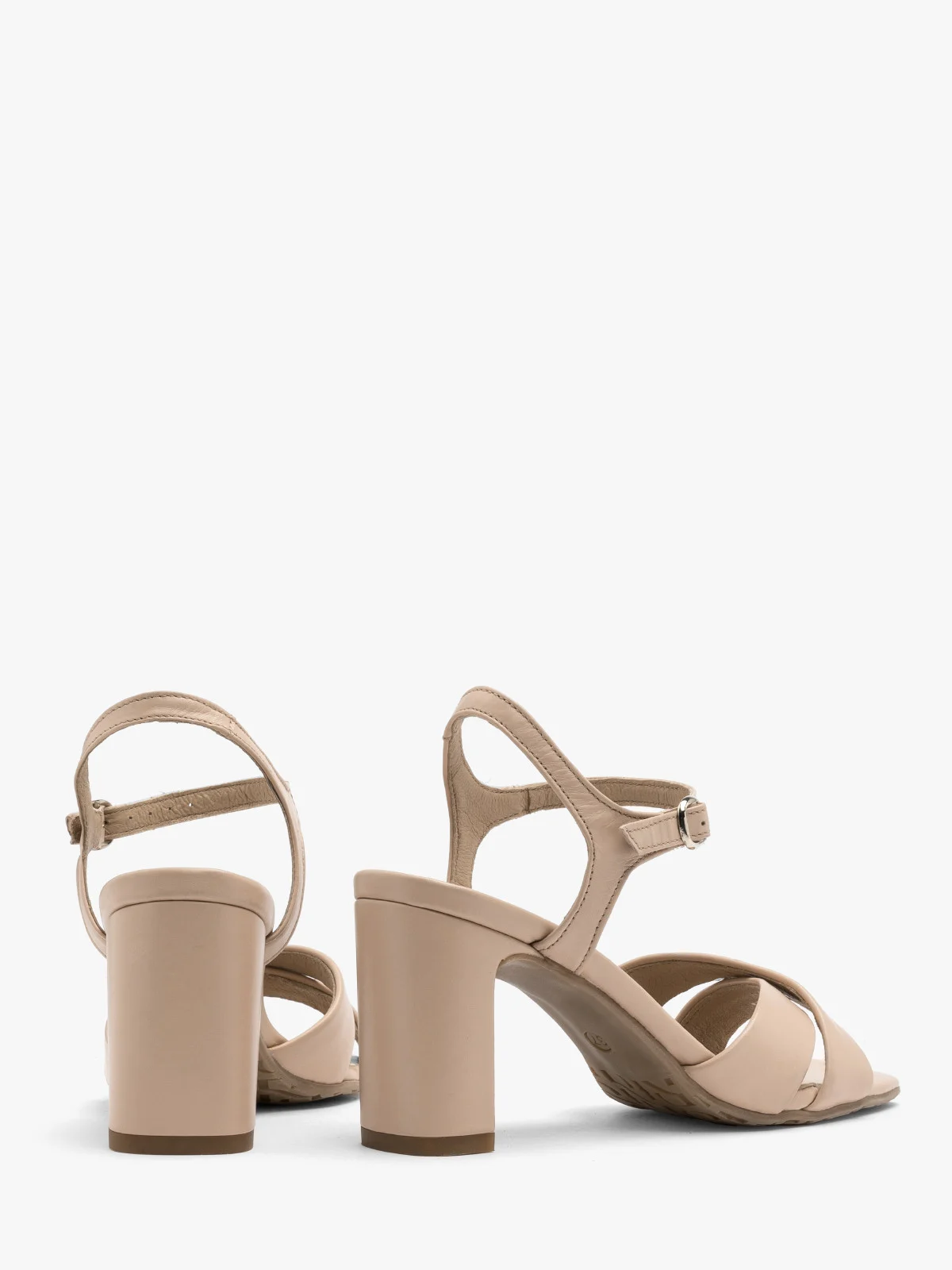 Jasnobeżowe sandały na obcasie