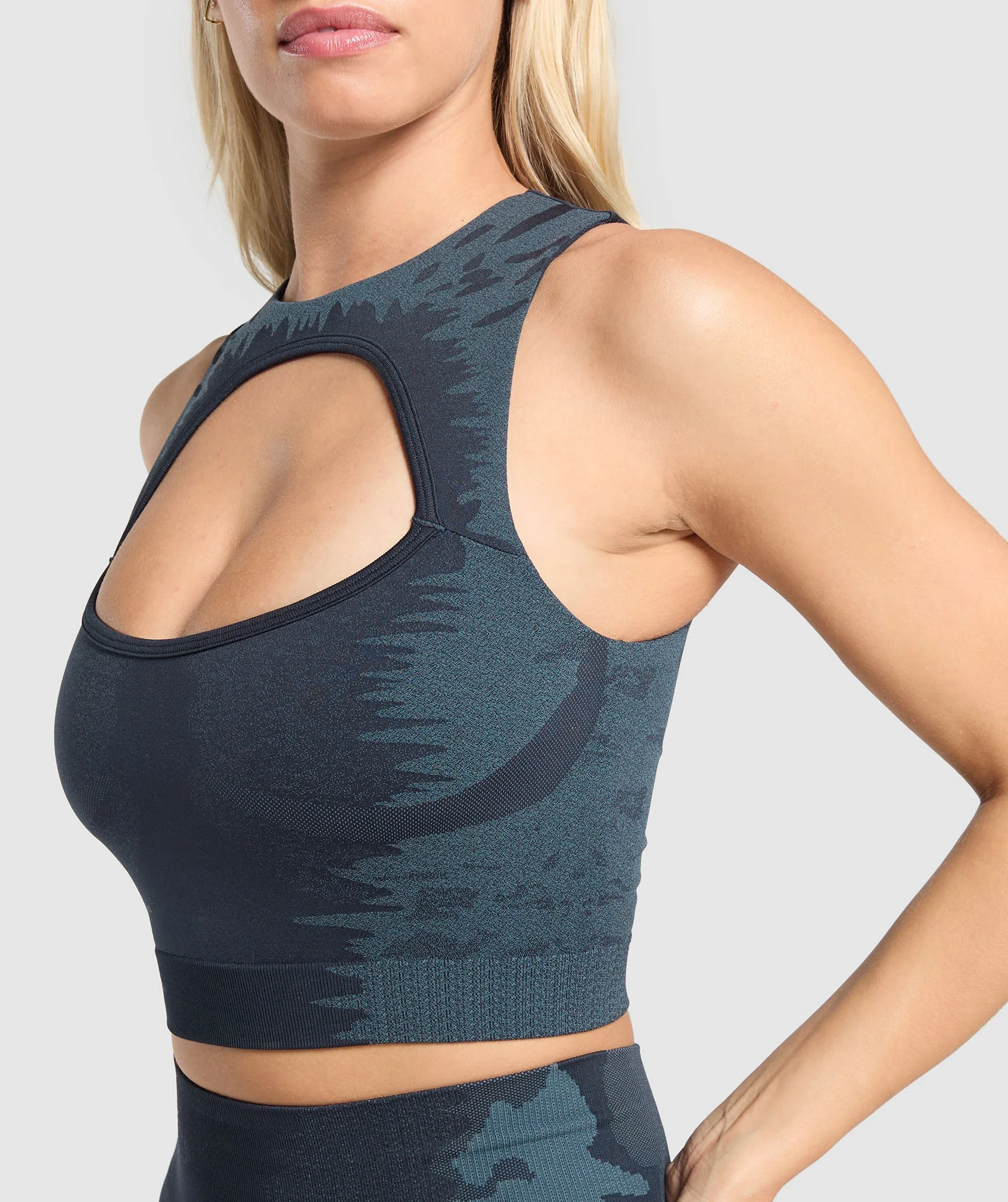 Caged Seamless Tank With Shelf