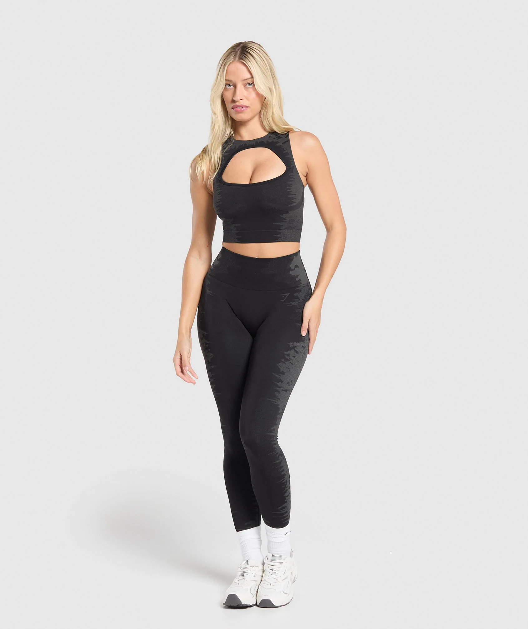 Caged Seamless Tank With Shelf