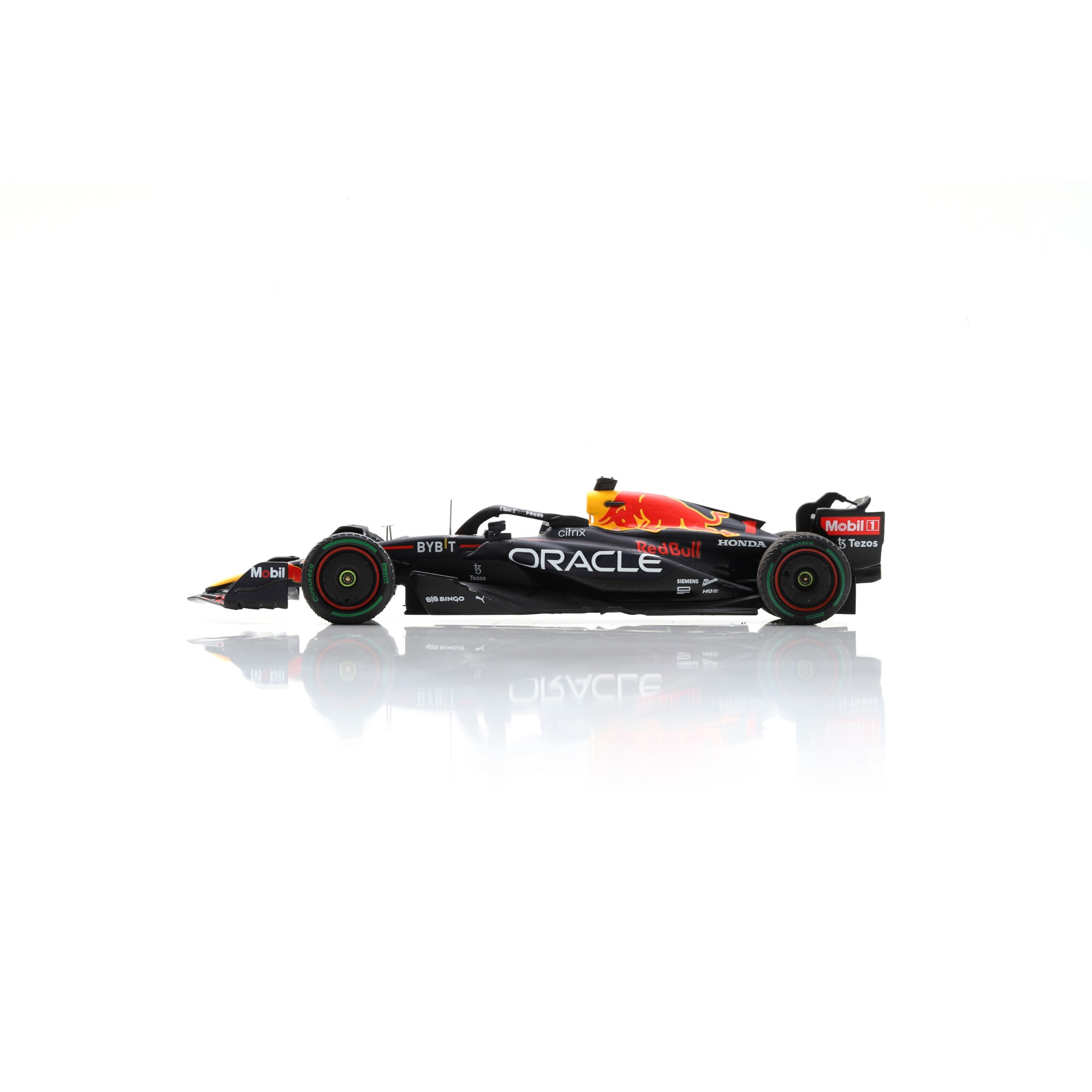 Oracle Red Bull Racing RB18 No.1 Max Verstappen Japan GP World Champion Model 1:43