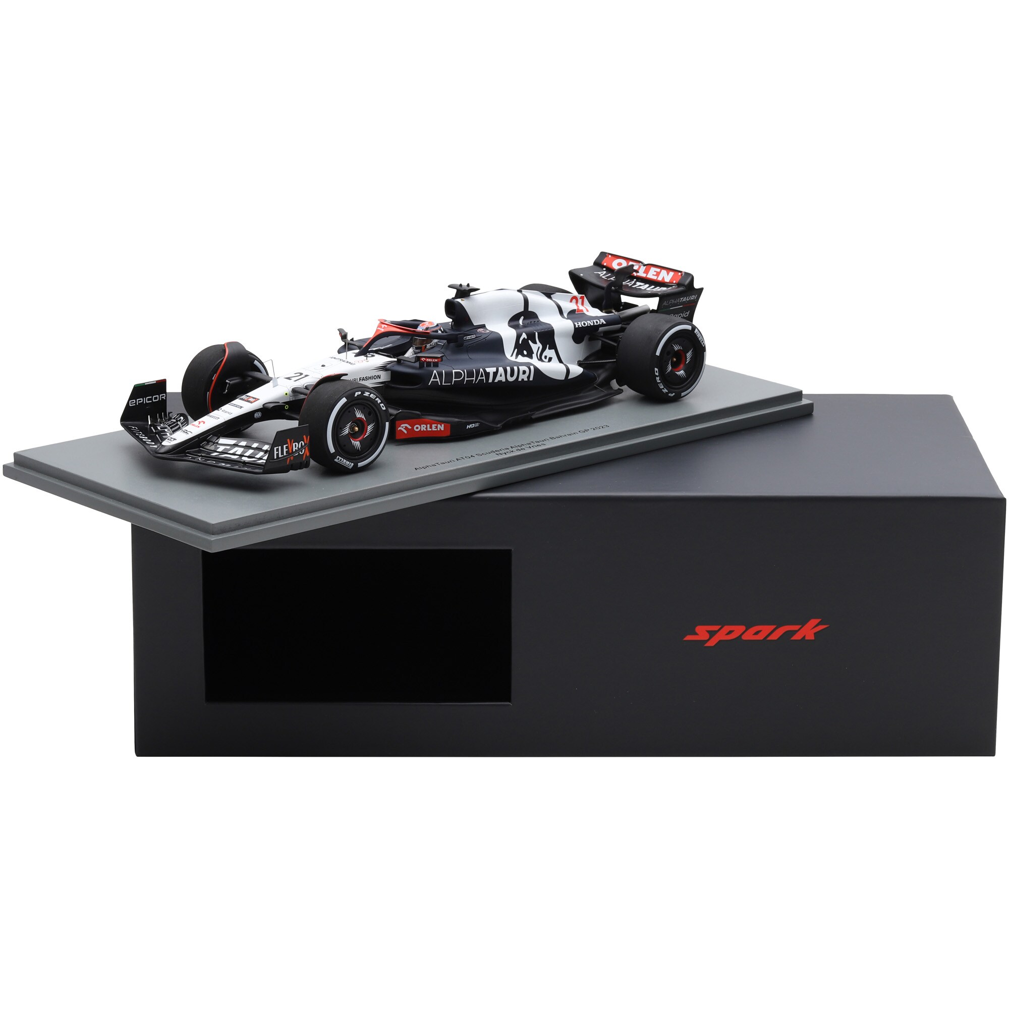 Scuderia AlphaTauri AT03 No.21 - Nyck de Vries 1:18 Model