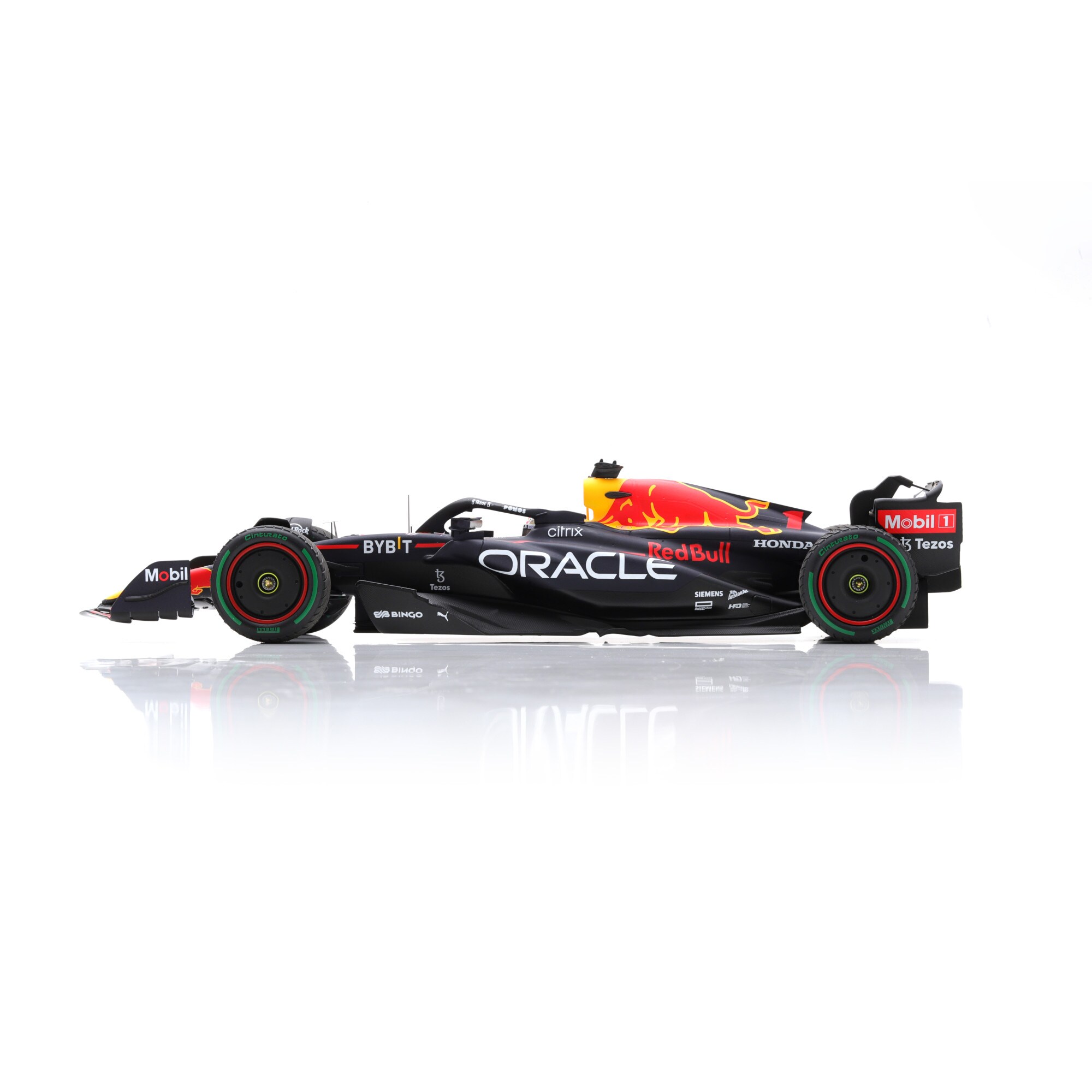 Oracle Red Bull Racing RB18 No.1 Max Verstappen Japan GP World Champion Spark Model 1:18