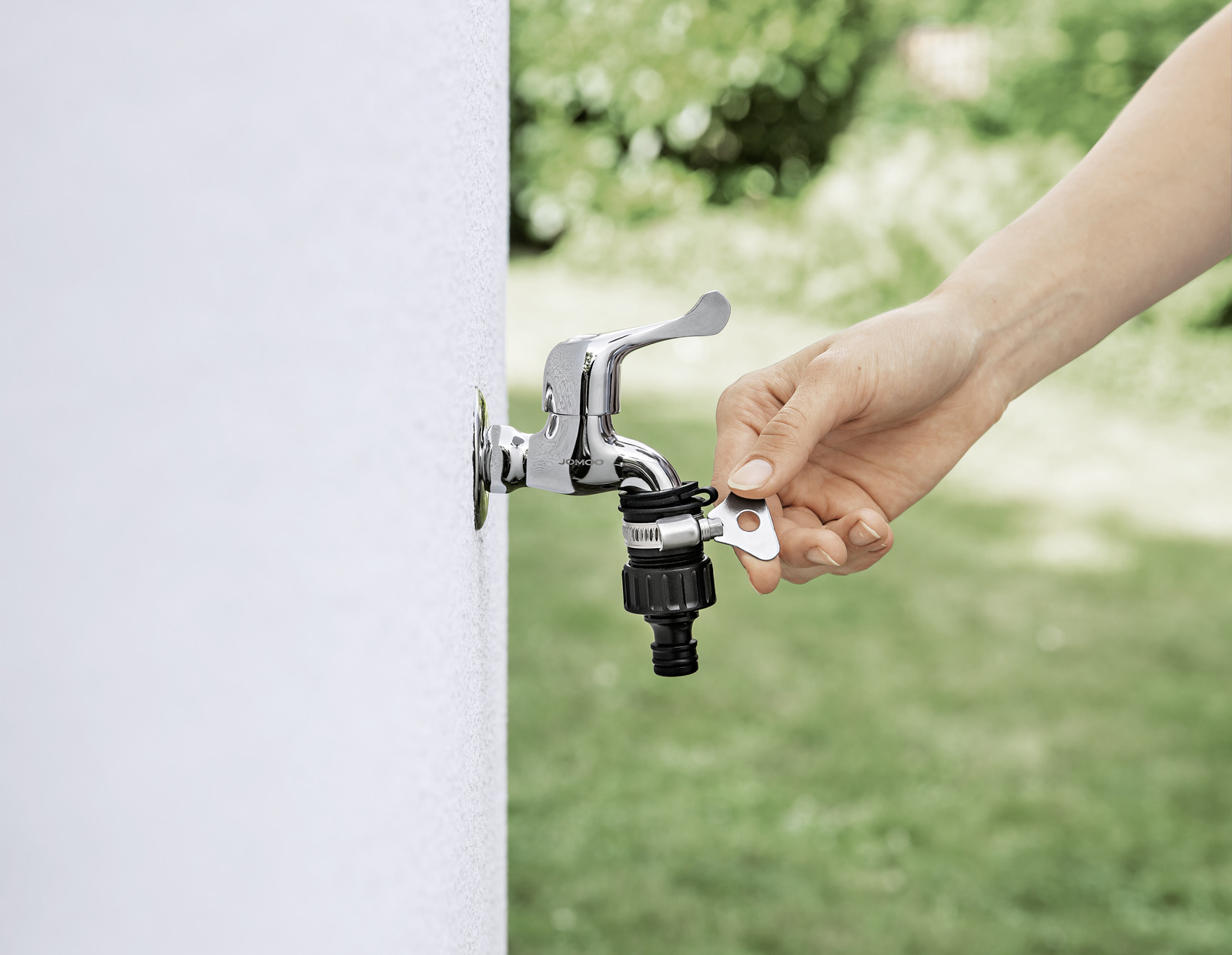 Threadless outdoor tap adaptor