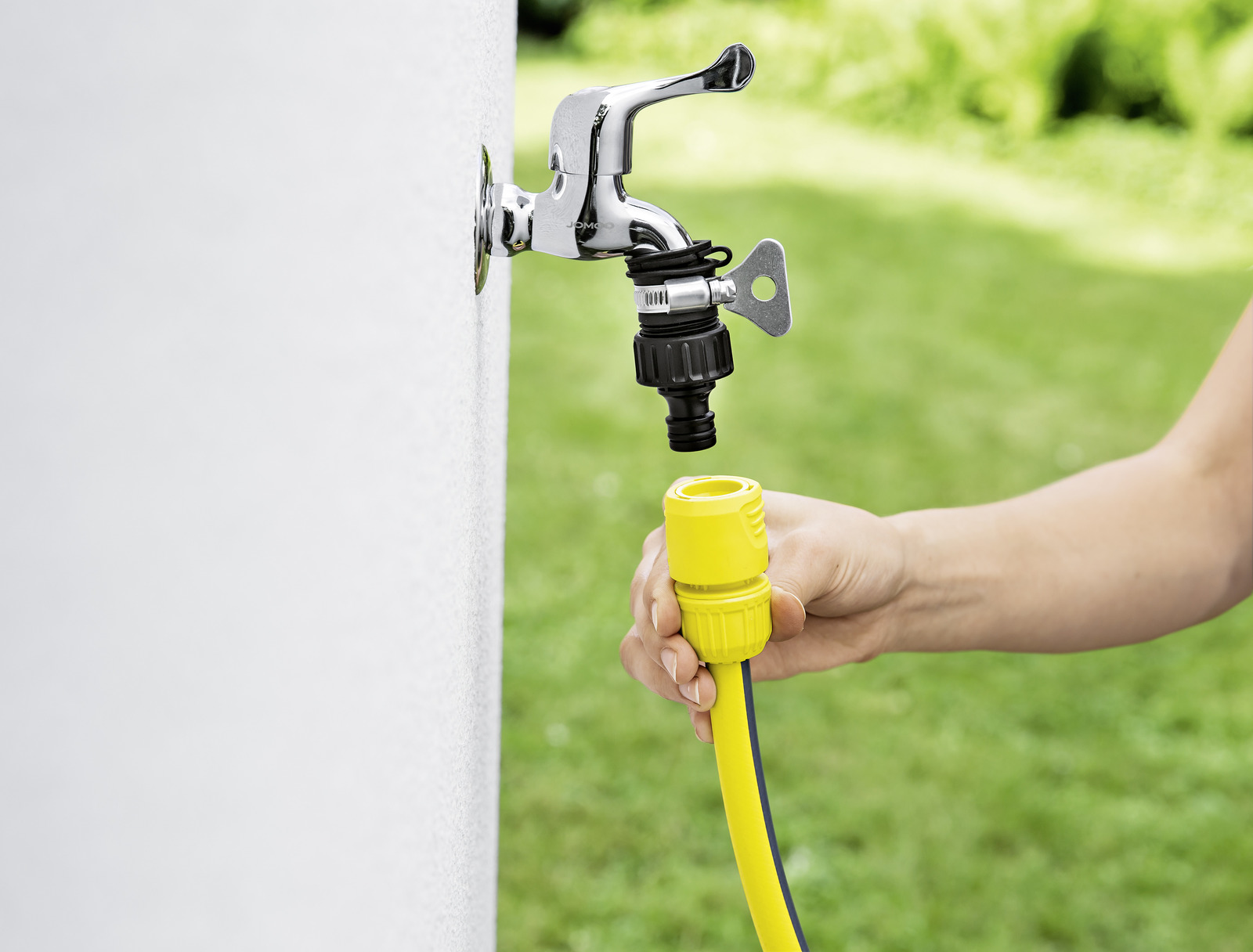 Threadless outdoor tap adaptor