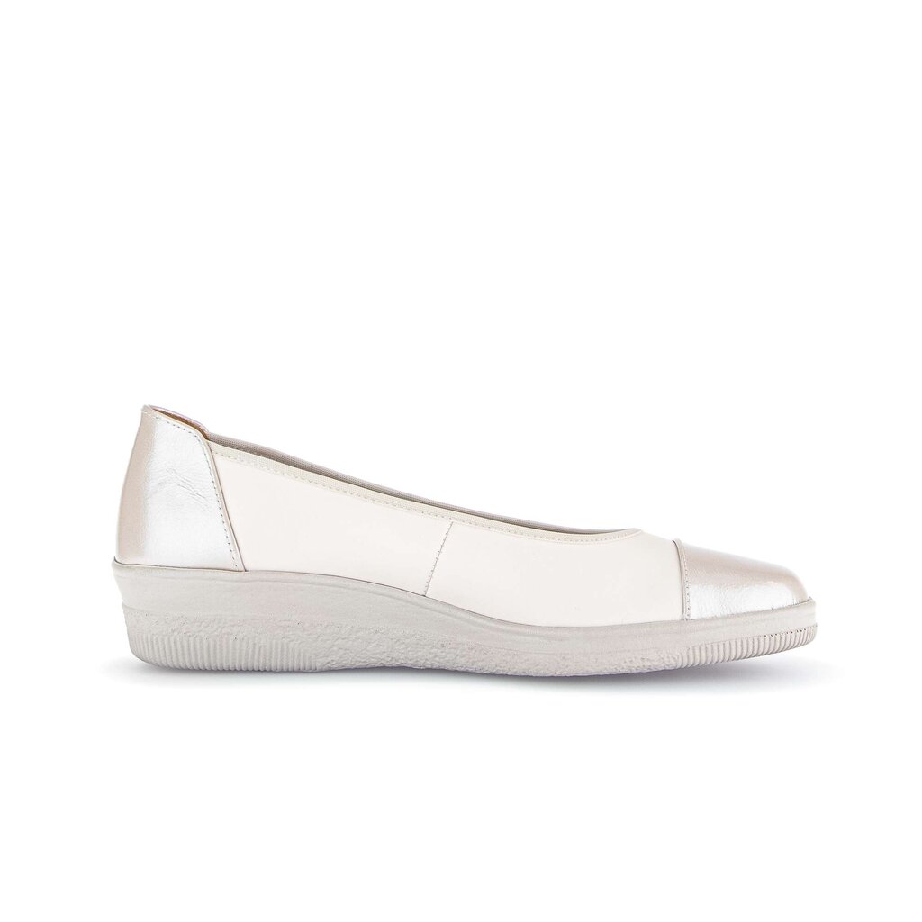 Sportieve ballerina crème