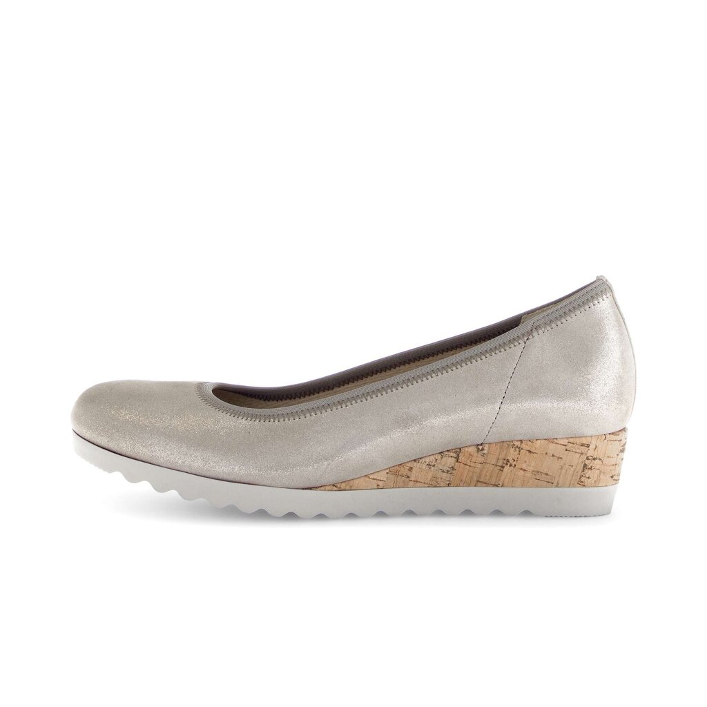 Pump met sleehak beige