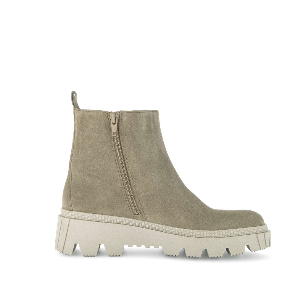 Enkellaarsjes op plateau groen