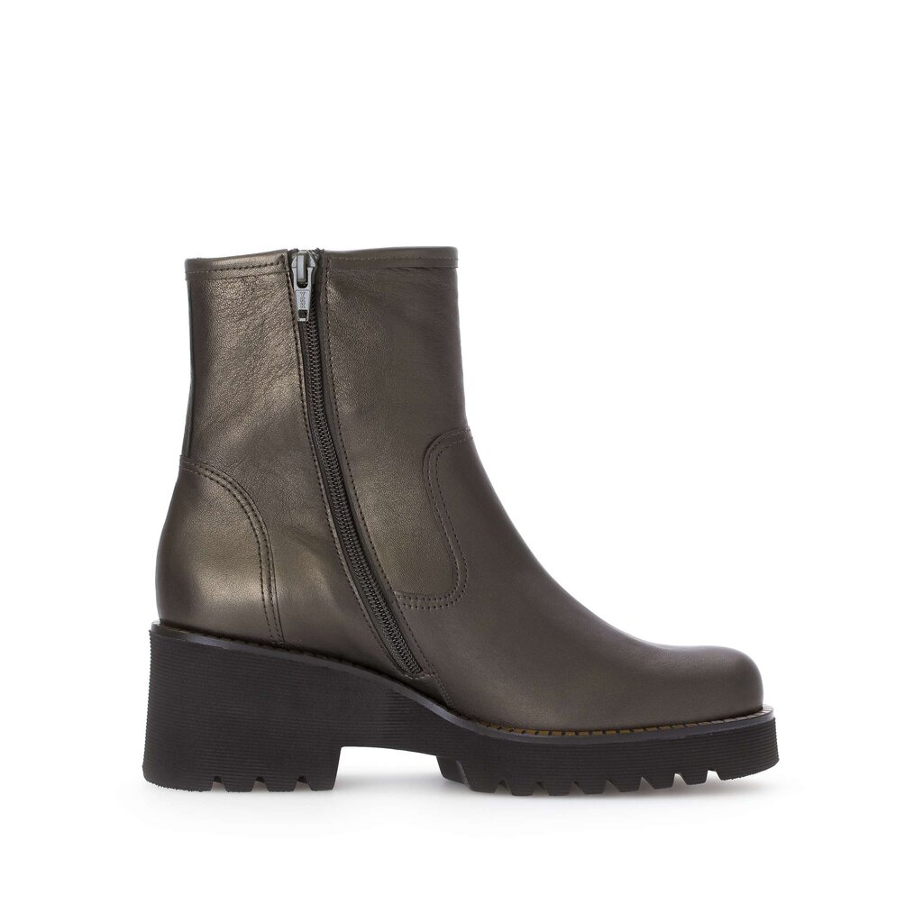 Enkellaarsjes op plateau groen