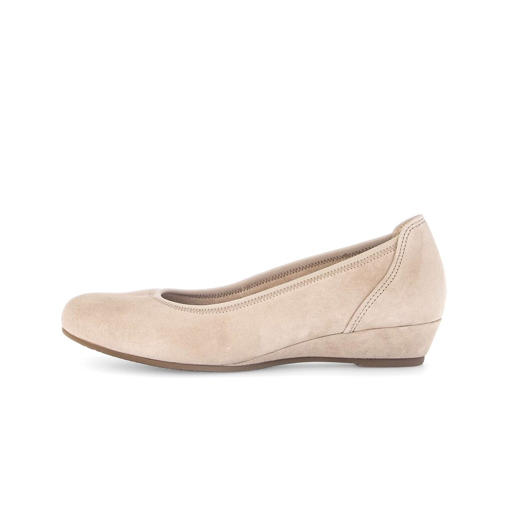 Pump met sleehak beige