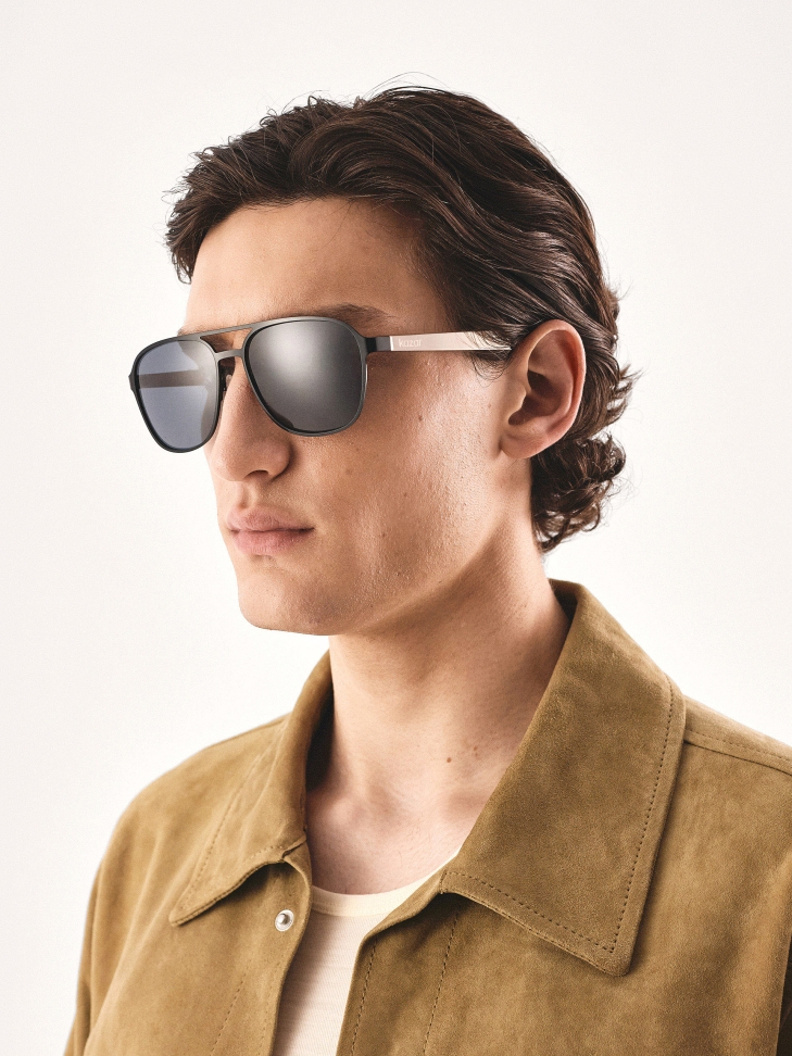 Czarne okulary przeciwsłoneczne