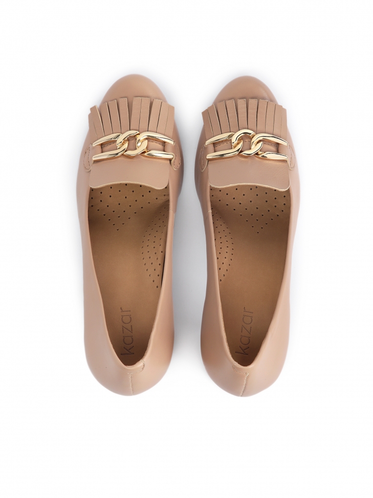 Jasnobrązowe skórzane czółenka z frędzlami i łańcuchem