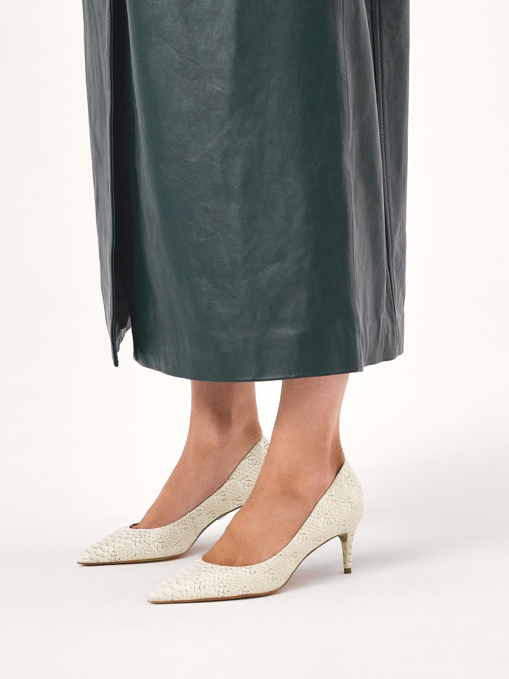 Skórzane czółenka w tłoczone monogramy KAZAR