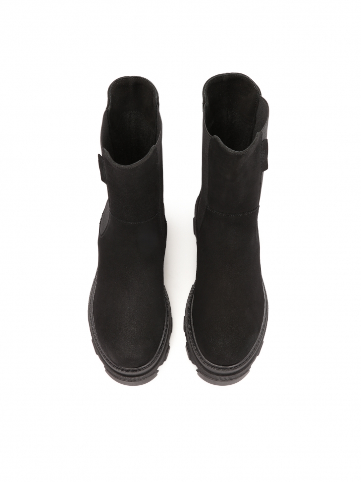 Wsuwane botki z zamszu na grubej podeszwie