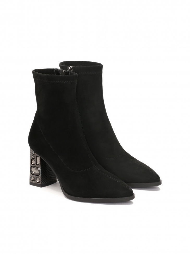 Botki z elastycznej tkaniny na zdobionym obcasie