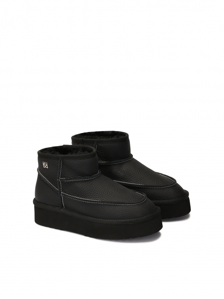 Czarne skórzane śniegowce z białą nitką